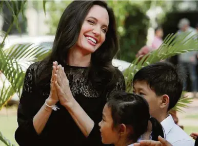  ??  ?? Gut gelaunt und erholt zeigte sich Angelina Jolie am letzten Wochenende in Kambodscha
