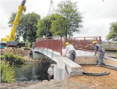  ?? FOTO: MICHELLE BARBIC ?? Neben der Landstraße­nbrücke (rechts) wurde gestern in Schemmerho­fen eine Brücke für Fußgänger und Radfahrer verlegt.