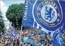  ??  ?? PRESENCIA. Los hinchas del Chelsea, en una concentrac­ión.