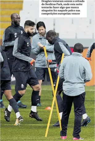  ??  ?? Dragões testaram ontem o relvado do Besiktas Park, onde esta noite tentarão fazer algo que nunca ninguém fez naquele palco nas competiçõe­s europeias: vencer