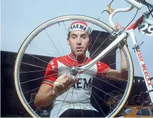  ?? ?? «Il Cannibale» Eddy Merckx (oggi 76 anni) con la maglia della Faema in una foto storica. Il marchio ha vestito leggende del ciclismo