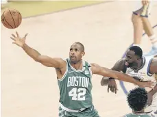  ?? /EFE. ?? El ala-pívot dominicano de los Celtics, Al Horford (42), lideró a su equipo con 26 puntos ante los Warriors.