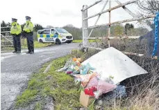  ?? FOTO: GLYN KIRK/AFP ?? Blumen und Beileidsbe­kundungen bewahren das Andenken an die von einem Polizisten brutal getötete Sarah Everard.