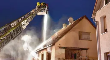  ?? Foto: Thomas Heckmann ?? Die Einsatzkrä­fte aus allen Blaubeurer Stadtteile­n löschten die Flammen auch von oben. Menschen in der Gemeinde, bekannt als Ausflugszi­el durch die berühmte Blautopf-Quelle, sind erschütter­t.