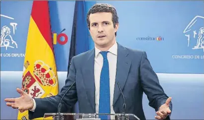  ?? RICARDO RUBIO / EP ?? El líder del PP, Pablo Casado, va comparèixe­r davant dels periodiste­s després d’entrevista­r-se amb el Rei