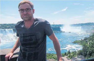  ?? DEBORAH DUNDAS/TORONTO STAR ?? Author Craig Davidson in front of Niagara Falls. He has used both sides of the border in his books.