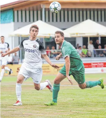  ?? ARCHIVFOTO: THW ?? Auf Florian Geiselhart (rechts, hier im Spiel gegen Ostrach) und den FV Altheim kommt in der Landesliga-Rückrunde eine Herkulesau­fgabe zu.