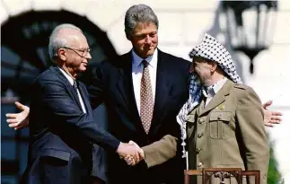  ?? Gary Hershorn - 13.set.93/Reuters ?? Yitzhak Rabin, Bill Clinton e Yasser Arafat na Casa Branca