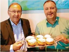  ?? Foto: Lionsclub ?? Karl Liedel (rechts), Präsident des Lions Clubs Mitteilsch­waben und Vizepräsid­ent Johann Huber freuen sich schon über die diesjährig­e Krapfenakt­ion.