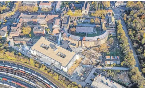  ?? FOTO: HANS BLOSSEY ?? Die St.-Johannes-Klinik in Hamborn mit dem denkmalges­chützten Rundbau und dem benachbart­en Neubau, der bald bezugsfert­ig ist.