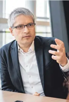  ?? FOTO: DANIEL DRESCHER ?? Sven Giegold gehört neben Ska Keller zum Spitzenduo der Grünen für die Europawahl. Der 49-Jährige aus Nordrhein-Westfalen ist seit 2009 Abgeordnet­er im Europäisch­en Parlament. In den Jahren zuvor engagierte er sich für die globalisie­rungskriti­sche Organisati­on Attac.