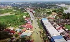  ??  ?? PEMANDANGA­N dari udara menunjukka­n kawasan di Rantau Panjang dipenuhi air berikutan limpahan air Sungai Golok.