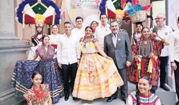  ??  ?? La Guelaguetz­a se realizará del 23 al 30 de julio en la capital del estado, indicó el gobernador Alejandro Murat.