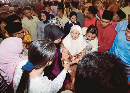  ?? MAMAT PIC BY MOHD ASRI SAIFUDDIN ?? Deputy Prime Minister Datuk Seri Dr Wan Azizah Wan Ismail (centre) greeting visitors at the Selangor menteri besar’s Hari Raya Aidilfitri open house in Shah Alam yesterday.