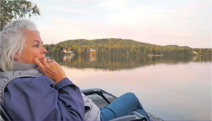  ??  ?? Louise Portal sur le quai qu’elle chérit au Saguenay, en train de méditer sur sa vie.