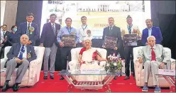  ?? DEEPAK GUPTA/HT ?? Governor Anandiben Patel along with the dignitarie­s at the ‘Ullas Global Tomaso 175’ organised by IIT Roorkee Alumni Associatio­n, Lucknow Chapter.