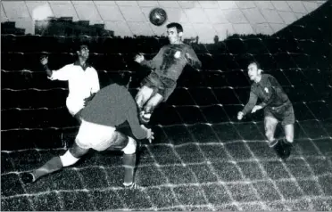  ??  ?? PRIMER GOL. Con este gol de Del Sol ganó España a Marruecos en 1961 en el primer partido entre ellos.