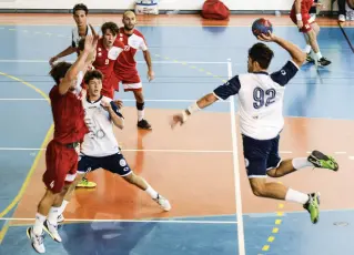  ??  ?? La squadra di Tavarnelle in azione durante una delle partite della scorsa stagione Sulla destra, Il neo tecnico Lalic durante l’allenament­o