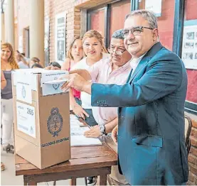  ??  ?? Sonriente. Raúl Jalil, ayer, en el momento de depositar su voto.