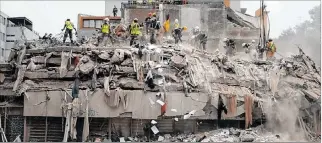  ?? EL PAÍS ?? Tragedia. Imagen de 2017, en la que se ve a trabajador­es sobre los escombros de un edificio que colapsó.