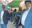  ?? FOTO: RAU ?? Marcel Emmerich (li.) zieht über die Grünen-Landeslist­e für die Grünen in den Bundestag ein. Hier schlägt er ein mit dem Landtagsab­geordneten Michael Joukov-Schwelling.