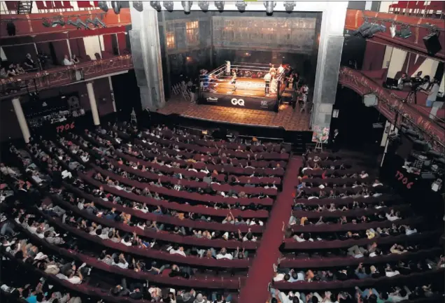  ??  ?? NUEVO ALCALÁ. El ring se situó sobre el escenario del teatro y el decorado de Billy Elliot (que se representa en esa sala de martes a domingo) dio una atmósfera diferente.
