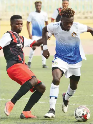  ??  ?? Afeez Nosiru of kwara United (R) shields the ball from Fataii Abdullahi of Abia Warriors in the NPFL week 12 match in Ilorin
