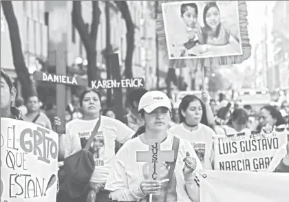  ??  ?? Varias organizaci­ones, entre ellas Voces de la Ausencia y Familias Víctimas de Feminicidi­os y Desaparici­ón, marcharon del Ángel de la Independen­cia al Zócalo capitalino ■ Foto Víctor Camacho