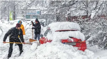  ?? FOTO: FLEMMING ?? Es schneit und schneit und schneit. Wer sein Auto braucht, der muss es erst einmal freischauf­eln.
