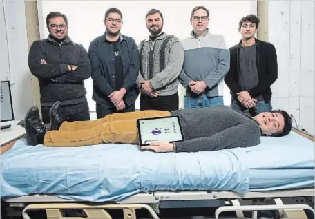  ?? MATHEW MCCARTHY RECORD STAFF ?? Matthew Sefati, on bed, Moazam Khan, left, Zied Etieb, Mahamad Eid, Dean Sas and Jon Khoury are members of Cuirato Inc., a startup that has developed a bedsheet containing sensors that monitors pressure, temperatur­e and humidity with the aim of...