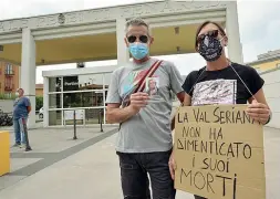  ??  ?? La coppia Stefano Alborghett­i e Cristiana Ferraris, di Alzano, mostrano la foto di Maria Lisa Alborghett­i, madre di lui, morta a 74 anni il 28 marzo. Era stata dimessa dall’ospedale un mese prima