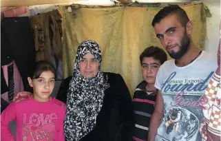  ?? Fotos Naief Haddad/Folhapress ?? A refugiada síria Shadia Amar e três de seus quatro filhos em campo no Vale do Bekaa