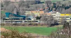  ?? Archivfoto: lmm ?? Blick auf das Krumbacher Schul und Sportzentr­um mit Hallenbad (links). Über die Zukunft des Bades wird derzeit kontrovers debattiert.