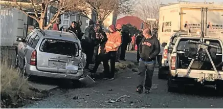  ?? Picture: SONJA RAASCH ?? ON THE SCENE: Towing vehicles and the police were on site after a truck allegedly collided with two stationary vehicles in Griffiths Street in Komani early on Tuesday morning. It was not known if anyone was hurt