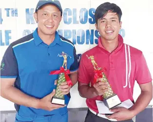  ??  ?? WINNERS... Christophe­r (right) and Rayven Leong pose with their prizes after their victories at the 4th KGC Closed Golf Tournament in Tanjung Aru on Sunday.