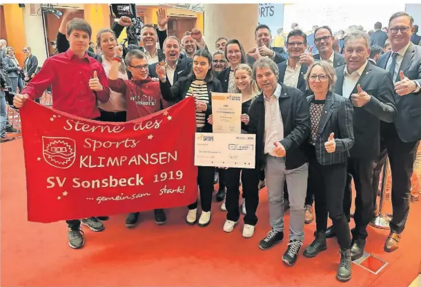  ?? RP-FOTOS: WERNING ?? Sonsbecker Jubel in Berlin: Die Klimpansen erhielten am Montag für ihre inklusive Arbeit einen Stern des Sports.