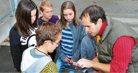  ?? Symbolfoto: Jan-Philipp Strobel, dpa ?? Ab dem Schuljahr 2019/2020 wird es deutlich mehr Schulsozia­larbeiter im Landkreis Aichach-Friedberg geben.