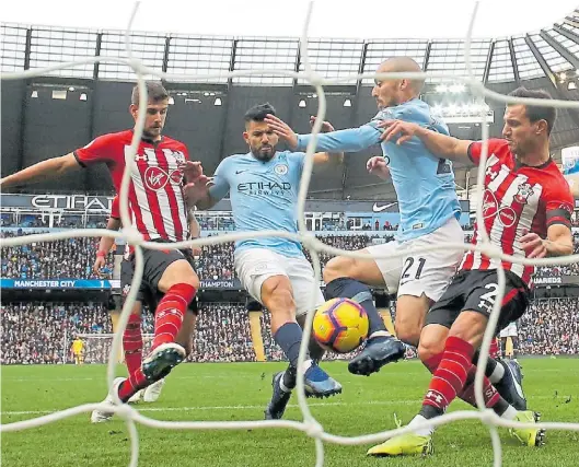  ?? REUTERS ?? Animal de área. El Kun mete el 2-0 ante Southampto­n, su gol 150 en Premier. Entró al podio de goleadores con la misma camiseta.