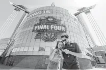 ?? Kin Man Hui / Staff photograph­er ?? Baylor students Sarah Jones and Grant Rosen admire a picture they made in front of the Alamodome and the logo for the NCAA women’s basketball tournament last week.