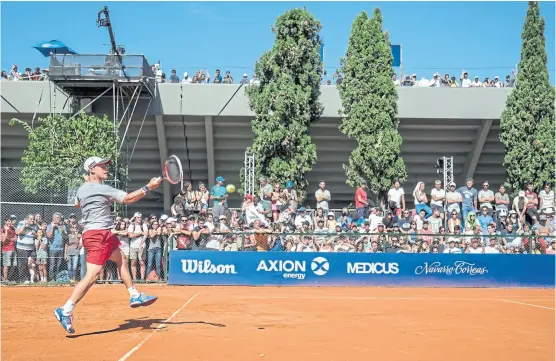  ?? Sergio llamera / argentina open ?? una multitud siguió el entrenamie­nto de schwartzma­n y thiem en el buenos aires lawn tennis Club