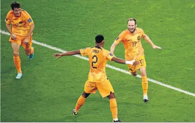  ?? JOSÉ MÉNDEZ / EFE ?? Dani Blind celebra el segundo gol de los Países Bajos en la victoria ante Estados Unidos.