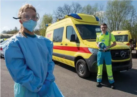  ?? FOTO JORIS HERREGODS ?? Vrijwillig­ster Lauranne Peeters en ambulancie­r Jesse Deliën tonen hoe ze vestimenta­ir moeten omgaan met een Covid-patiënt.