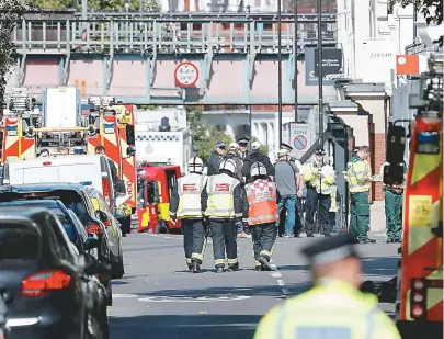  ??  ?? Policiais fecharam perímetro da estação de Parsons Green para atuação das equipes de socorro