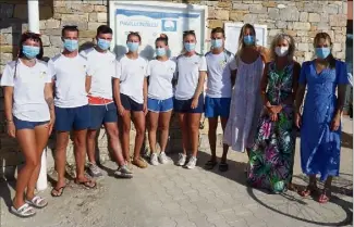  ?? (Photo M. Sk.) ?? Surveillan­ts de baignade, Clara, Marine, Zoë, Charlotte, Lucas, Aurélien et Antoine ont veillé à la sécurité des enfants des centres de loisirs. Les élues, Valérie Mondone, Amandine Layec et Marisa Diaz les ont rencontrés.