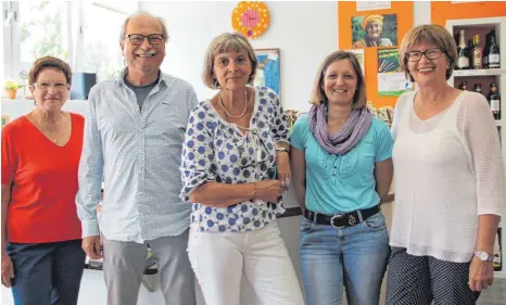  ?? FOTO: BRITTA BAIER ?? Suchen weitere Mitstreite­r für den Eine-Welt-Verein und den Kressbronn­er Weltladen (von links): Gisela Kreuzer, Hubert Max Schuh, Heidi Eisenblätt­er, Michaela Fries und Marion Dorner.