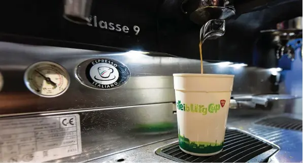  ?? Foto: Patrick Seeger, dpa ?? In Freiburg gibt es Pfandbeche­r für den Kaffee zum Mitnehmen. In Augsburg wird es in absehbarer Zeit kein ähnliches System geben.