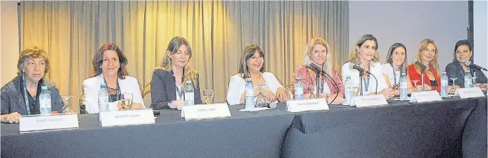  ??  ?? Panel central. Mabel Bianco y otras expositora­s de distintas organizaci­ones que bregan por las políticas de diversidad en las empresas