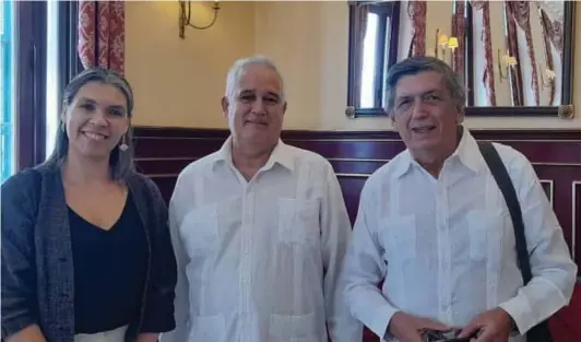  ?? ?? ► La secretaria general del PC Bárbara Figueroa y el timonel Lautaro Carmona (a la derecha de la imagen), junto al encargado de Relaciones Internacio­nales del PC de Cuba, Emilio Lozada García.