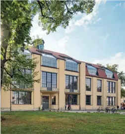  ??  ?? ARCHITEKTU­R-IKONEN: das Hauptgebäu­de der Bauhaus-universitä­t Weimar und das Henry van de Velde-museum Haus Schulenbur­g in Gera