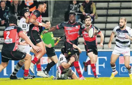  ??  ?? Fabien Cottereau Photo Grâce à leur troisième victoire consécutiv­e, Dug Codjo et les Oyonnaxien­s, reviennent à un point de l’avant-dernier et barragiste, Brive.